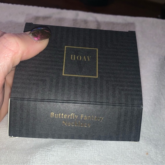 Avon  Goldtone “Butterfly Fantasy” Pendant Necklace. NIB very - Picture 4 of 6